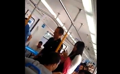 Fuerte discusión en el tren por un perro herido: "Violador, no quiero viajar con el animal"