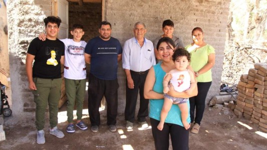 Abandonó su casa con su beba por violencia y vecinos le construyeron una