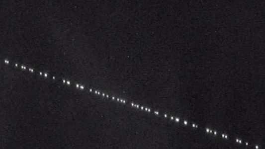 ¿Qué son las extrañas luces alineadas que se vieron en gran parte del cielo argentino?