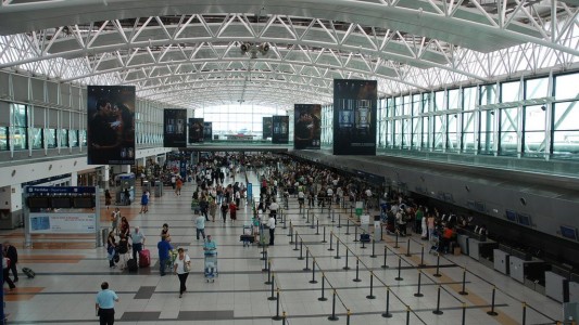 Coronavirus: empleados y pasajeros empezaron a usar barbijos en Ezeiza