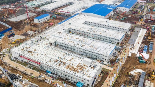 China: finalizó en 10 días la construcción del hospital de Wuhan y comenzará a recibir pacientes con coronavirus