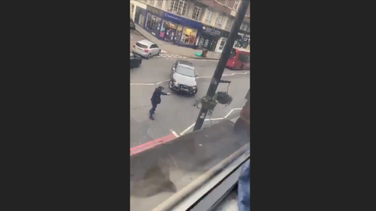 El momento en que la policía mata a terrorista en Londres