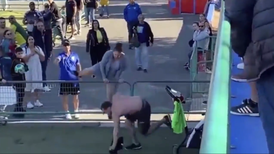 Un padre agrede al árbitro en un partido de fútbol infantil