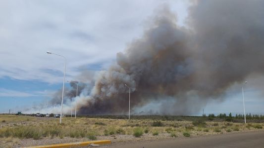 Impresionantes imágenes del temporal de viento que avivó un incendio en Puerto Madryn