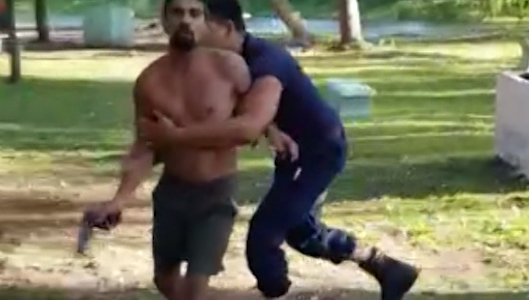 Un hombre le roba el arma a un policía en medio de una pelea