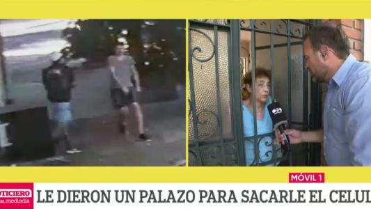 Video: le partieron un palo en la cara para robarle el celular