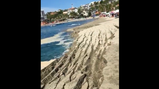 Video impactante: el momento en el que el mar se traga gran parte de una playa en México