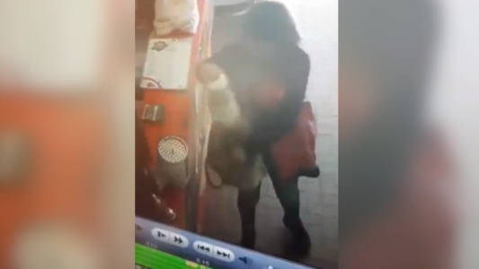 Pidió empanadas y se robó el frasco de propinas de los empleados