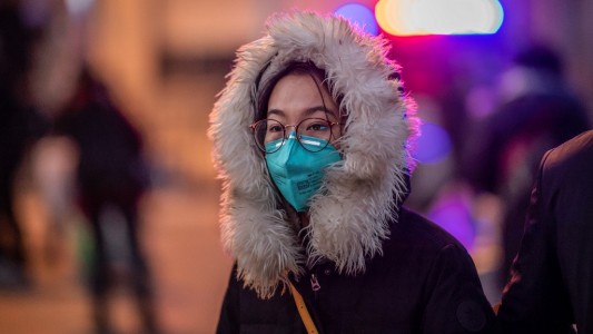 Se puso a toser como si tuviera coronavirus y se libró de un violador