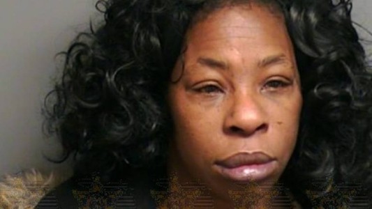 Una mujer le arrancó un pedazo de lengua a un hombre mientras se besaban