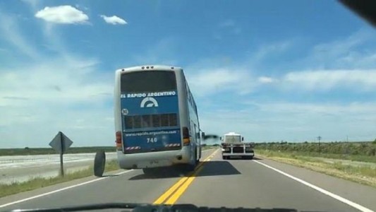 Video: un micro perdió una rueda en plena ruta