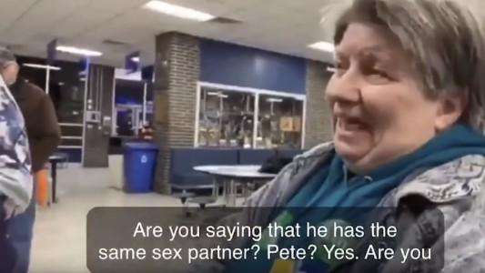 El insólito momento en el que una mujer se entera que su candidato es gay y pide cambiar su voto