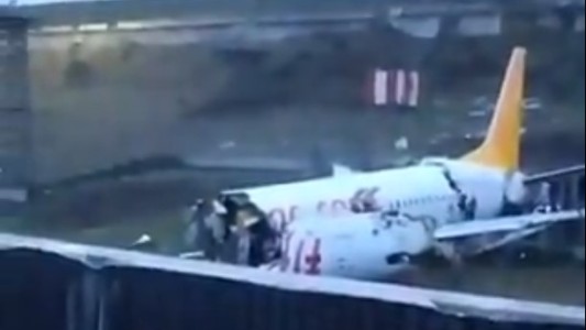 VIDEO: un avión despistó en Turquía y se partió en dos