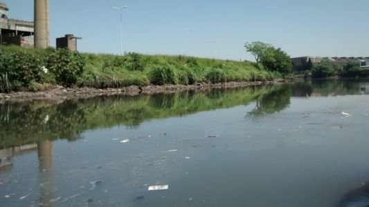 Misterio en el Riachuelo: encuentran el cadáver de un hombre a la altura de Lanús