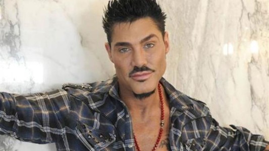 Ricardo Fort se convirtió en el "santo" de los estudiantes de medicina: le hacen altares y le piden que los ayude a aprobar