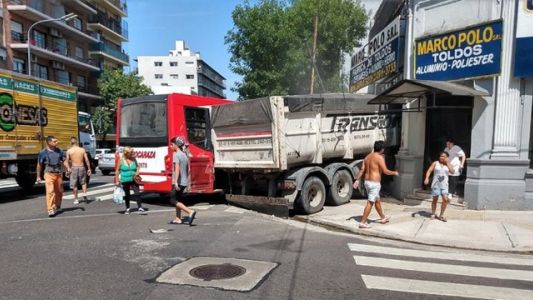 Doce heridos deja el choque entre un colectivo y un camión en San Cristóbal