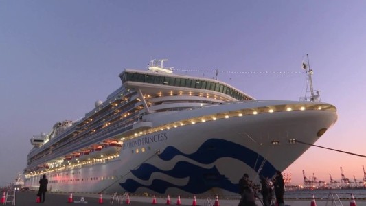 "Ni tos tenía, se lo llevaron con buena salud", dijo una pasajera sobre el argentino contagiado en el crucero