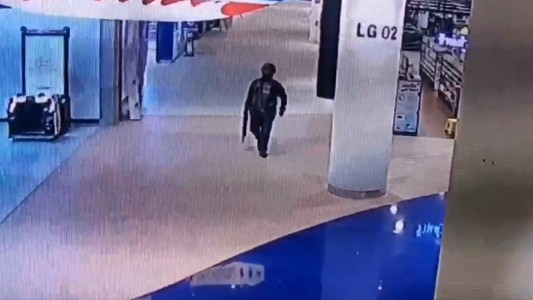 VIDEO: Con la cara tapada y una ametralladora así entró el soldado al shopping de Tailandia