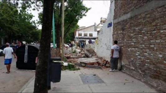 Se cayó un paredón en Barracas: seis autos aplastados