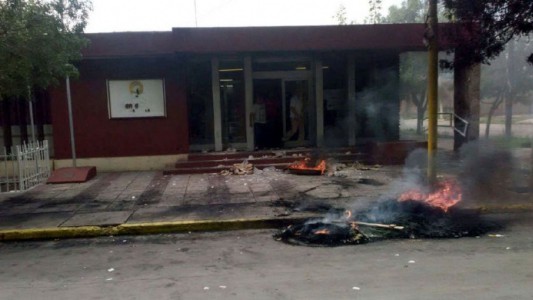 Por decreto, un intendente en Mendoza cerró la Municipalidad ante protesta de trabajadores