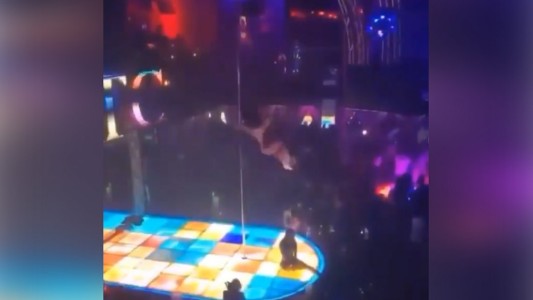 VIDEO: Una bailarina de caño cayó de cuatro metros de altura y continuó el show