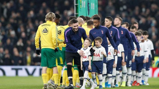 Escándalo en la Premier League: revelaron un oscuro secreto sobre el ritual de los chicos que entran con los jugadores a la cancha