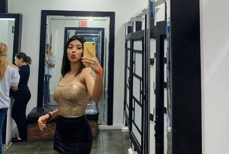 Video: una stripper cayó desde cinco metros mientras hacía el baile del caño y siguió con su show