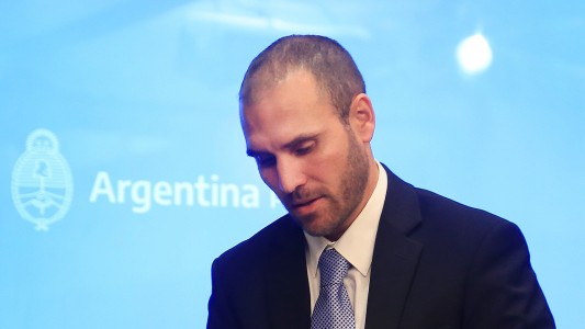 Cayó la bolsa y subió el riesgo país por la decisión de postergar el pago de un bono