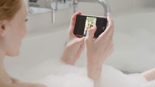 Murió una chica electrocutada al caer su celular en la bañera