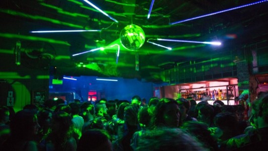 Una chica fue abusada por un policía de civil en un boliche de La Plata: "Me agarró fuerte y me metió en el baño de hombres"
