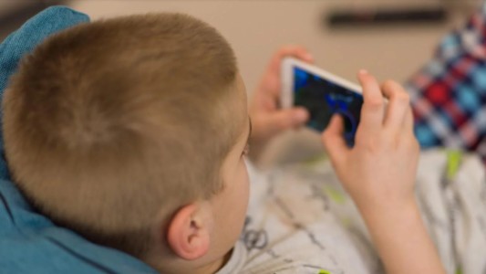 En Argentina los niños tienen celular antes de los 9 años, afirma un estudio
