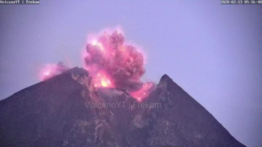 Impactante erupción del volcán Merapi en Indonesia