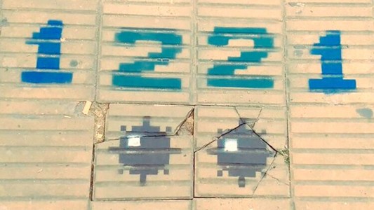 La genial idea de un artista para marcar las baldosas flojas de La Plata