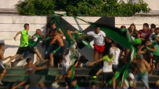 Incidentes en la tribuna de Nueva Chicago:  cuchillazos y golpes dejaron tres heridos