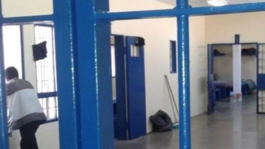 Un preso distrajo al guardia con un vaso de agua y se fugó caminando