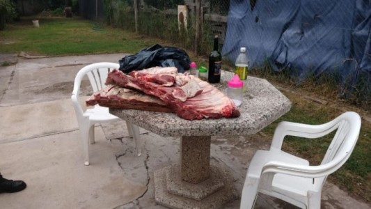 le robaron 2 costillares al carnicero y los detuvieron cuando estaban haciendo el fuego