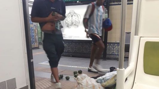 Pánico en el subte: dos vendedores de palta se pelearon a cuchillazos