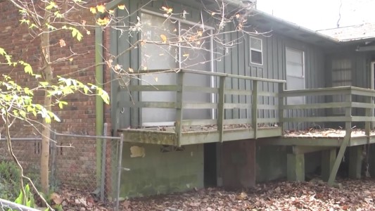 Encuentran 6 frascos con lenguas humanas debajo de una casa