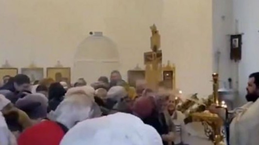 Video: un sacerdote bendice a manguerazos a sus feligreses