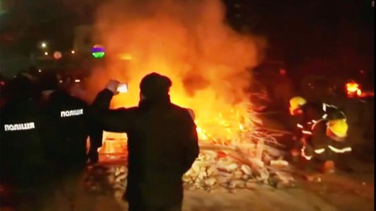 Ucrania: apedrearon a los evacuados por coronavirus que llegaron desde China