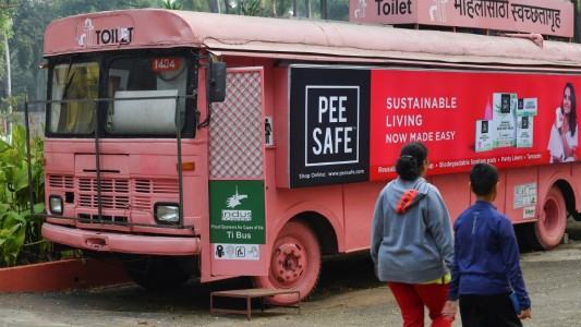 Video: micros convertidas en baños seguros para mujeres