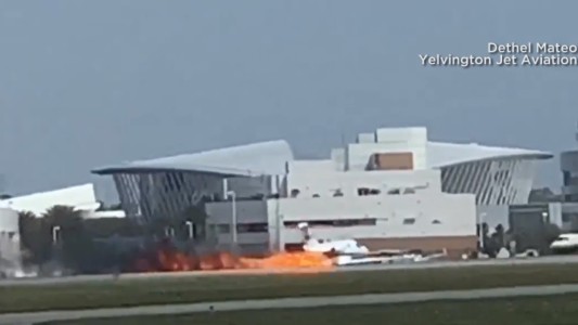 Una avioneta en llamas aterrizó de emergencia en un aeropuerto de EE.UU.