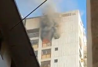 Incendio en un edificio de Microcentro: dotaciones de bomberos trabajan en el lugar