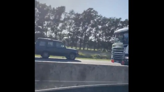 Locura en la Ruta 2: un auto circula en contramano cerca de Dolores
