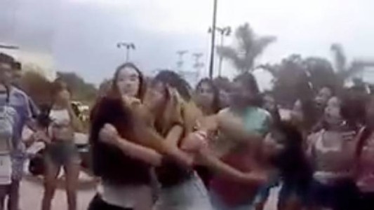 Mendoza: feroz pelea de chicas en plena calle