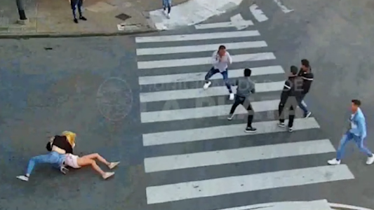 Ataque en manada deja a una joven internada