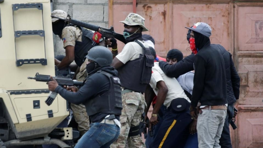 Dos muertos en tiroteo entre militares y policías en Haití