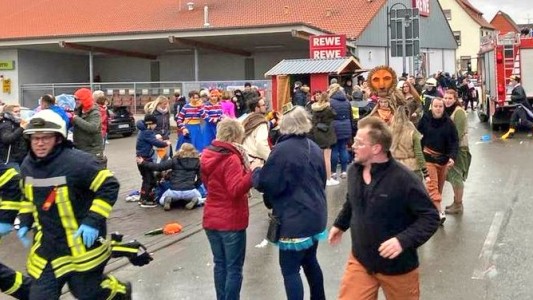 Un auto embistió a una multitud en un desfile de carnaval en Alemania: 15 heridos