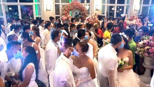 Boda masiva con barbijos por temor al coronavirus