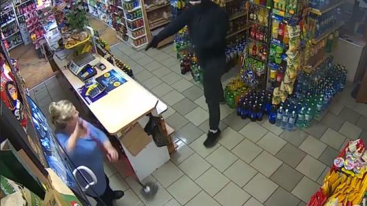 Mujer enfrenta con un lampazo a un ladrón armado